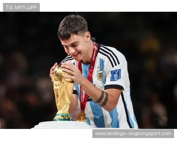 尤文迪巴拉外脚背弧线球直挂死角技惊四座