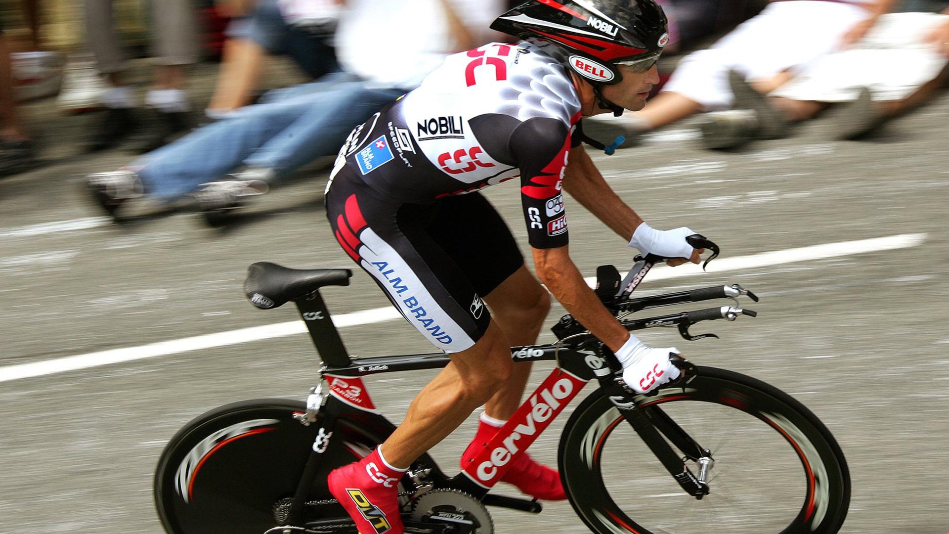 羽毛球赛场对决愈发激烈