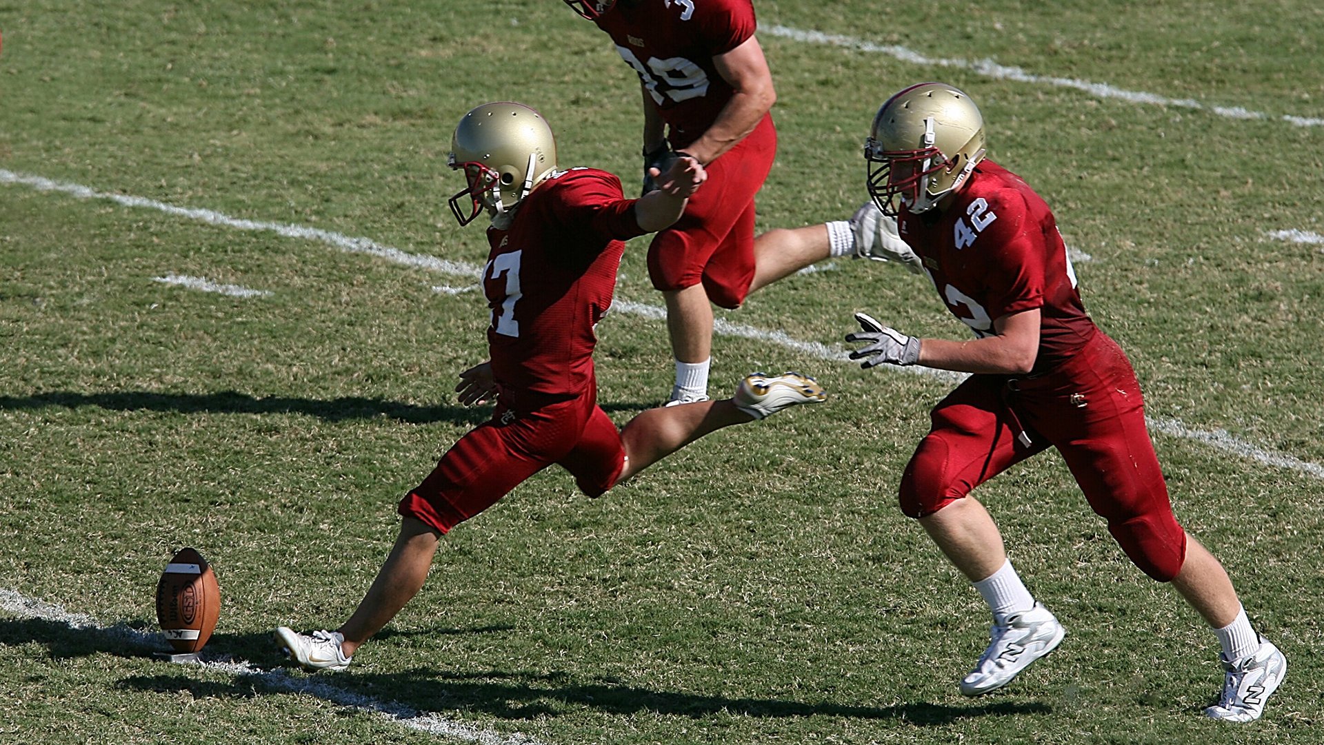 跳绳速度接力赛 少年队在一分多钟内完成数百次摇绳
